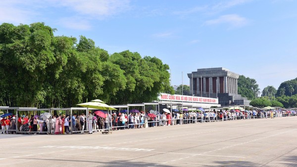 Đông đảo người dân và du khách xếp hàng vào Lăng viếng Chủ tịch Hồ Chí Minh dịp Quốc khánh 2/9. 