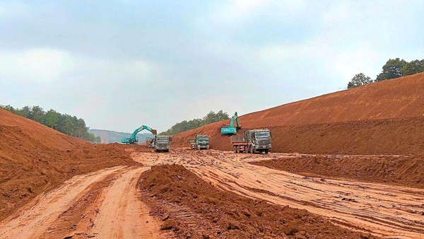 Thi công cao tốc Quy Nhơn - Pleiku (Ảnh: Vĩnh Yên). 