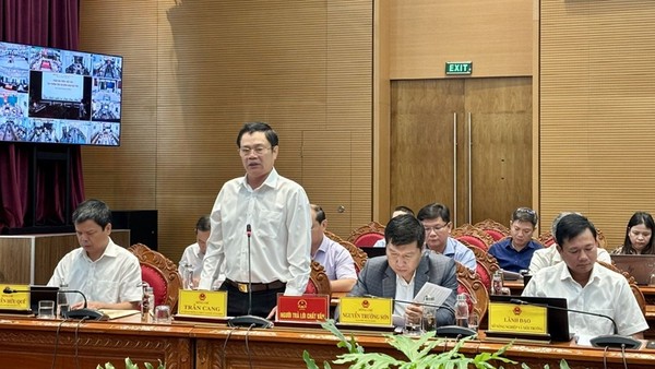 Ông Trần Cang, Giám đốc Sở Tài chính tỉnh Gia Lai giải trình các nguyên nhân ảnh hưởng đến tiến độ giải ngân vốn đầu tư công. Ảnh: Ngọc Minh. 