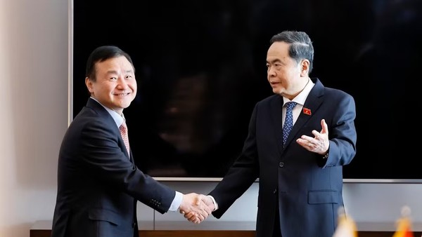 Chủ tịch Quốc hội Trần Thanh Mẫn tiếp ông Roh Tae Moon, Phó Chủ tịch cấp cao kiêm Tổng Giám đốc điều hành Samsung điện tử (Hàn Quốc). (Ảnh: Doãn Tấn/TTXVN)