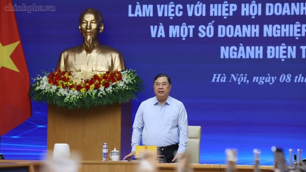 Phó Thủ tướng Thường trực Phạm Gia Túc làm việc với Hiệp hội Doanh nghiệp điện tử Việt Nam và một số doanh nghiệp xuất nhập khẩu lớn trong ngành điện tử, bán dẫn - Ảnh: chinhphu.vn