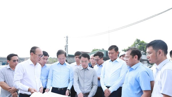 Phó Bí thư Thường trực Thành ủy Nguyễn Trọng Đông kiểm tra tiến độ dọc tuyến Vành đai 2.5 (điểm kết thúc nút giao Vành đai 3 - Lĩnh Nam) trên địa bàn phường Vĩnh Hưng.