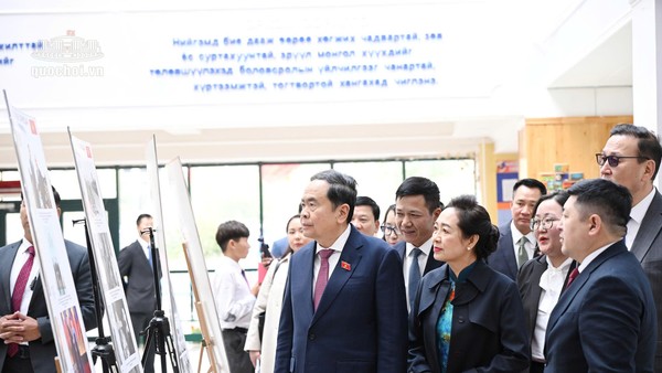 Chủ tịch Quốc hội Trần Thanh Mẫn và Phu nhân thăm Trường liên cấp số 14 mang tên Chủ tịch Hồ Chí Minh ở Mông Cổ. Ảnh: Dương Dung/QH.