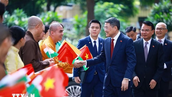 [Ảnh] Thủ tướng Lê Minh Hưng dâng hoa tại Tượng Chủ tịch Hồ Chí Minh ở New Delhi 