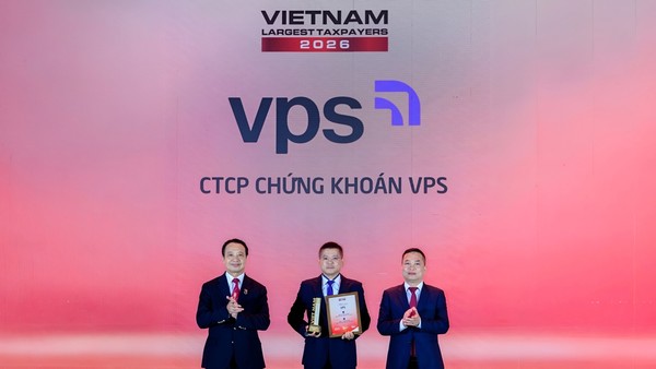 Ông Nguyễn Tuấn Anh – Giám đốc Tài chính Công ty Cổ phần Chứng khoán VPS nhận vinh danh từ ban tổ chức