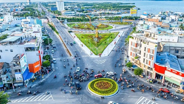 Nút giao thông tại khu vực ngã 5 Đống Đa - Hoa Lư là cửa ngõ giao thông quan trọng của khu vực Quy Nhơn, tỉnh Gia Lai tuy nhiên thường xuyên xảy ra tình trạng ùn tắc giao thông vào giờ cao điểm. Ảnh: Dũng Nhân. 
