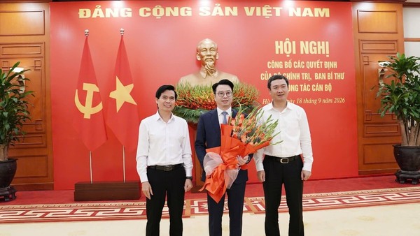 Lãnh đạo Tỉnh ủy, UBND tỉnh Lạng Sơn tặng hoa chúc mừng ông Trần Quân. Ảnh: Báo và PTTH Lạng Sơn