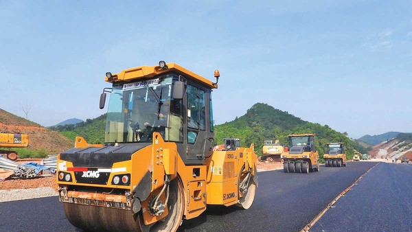 Thi công thảm bê tông nhựa nóng tại Dự án đường cao tốc Hữu Nghị - Chi Lăng