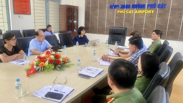 Ngày 18/9, bà Nguyễn Thị Thanh Lịch, Phó chủ tịch UBND tỉnh Gia Lai làm việc với Cảng hàng không Phù Cát về công tác chuẩn bị hạ tầng phục vụ Hội nghị ISOM trong khuôn khổ APEC và kiểm tra tiến độ chuẩn bị các điều kiện khai thác chuyến bay quốc tế không thường lệ (charter) tại Cảng hàng không Phù Cát. Ảnh: Kim Yến.