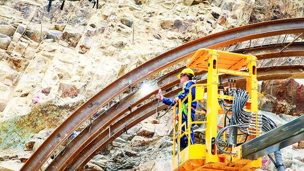Các bộ, ngành đang nỗ lực tháo gỡ điểm nghẽn để thúc giải ngân vốn đầu tư công. Trong ảnh: Thi công hầm đường bộ Hoàng Liên. Ảnh: Đức Thanh 
