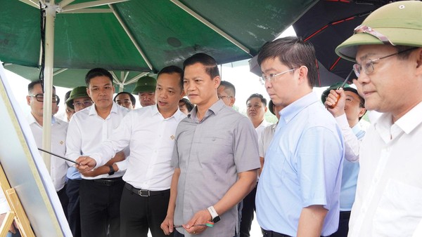 Bí thư Tỉnh ủy Quảng Trị Vương Quốc Tuấn (hàng đầu, thứ ba từ phải ảnh) và Chủ tịch UBND tỉnh Quảng Trị Bùi Hoàng Phương (hàng đầu, thứ hai từ phải ảnh) nghe báo cáo Dự án quần thể du lịch sinh thái, nghỉ dưỡng và vui chơi giải trí núi U Bò - hồ Thác Chuối 