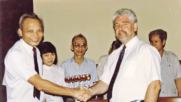 Cái bắt tay lịch sử giữa GS-TSKH. Nguyễn Mại (bên trái) và đại diện Công ty Vietnam Invesment Review Ltd. đã đặt nền móng cho sự phát triển của Báo Đầu tư. Lễ ký văn bản hợp tác có sự chứng kiến của Bộ trưởng Võ Đông Giang (đứng giữa) - người có nhiều công lao trong việc thành lập và định hướng sự phát triển của Báo Đầu tư thời gian đầu