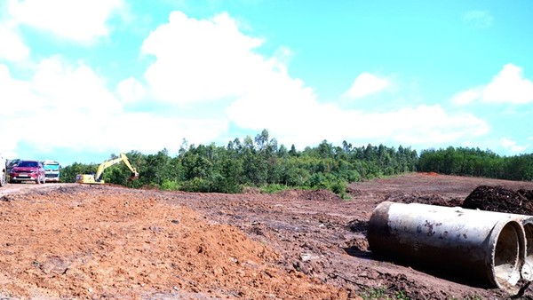 Tại gói thầu XL.04, đoạn qua xã Hra, nhà thầu chuẩn bị mặt bằng để thi công dự án.