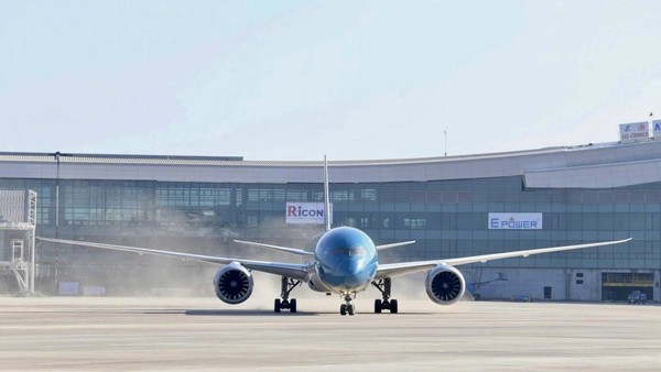 Một trong những chuyến bay chở khách đầu tiên hạ cánh xuống sân bay Long Thành.