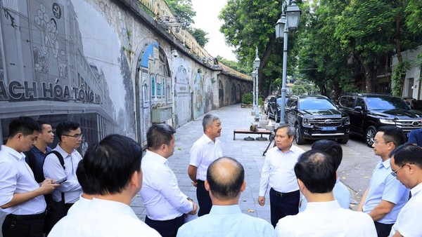 Chủ tịch UBND TP. Hà Nội Vũ Đại Thắng cùng Đoàn công tác kiểm tra thực địa tại khu vực 131 vòm cầu đường sắt phía Nam cầu Long Biên (Phùng Hưng - Gầm Cầu). Ảnh: Lê Hải.