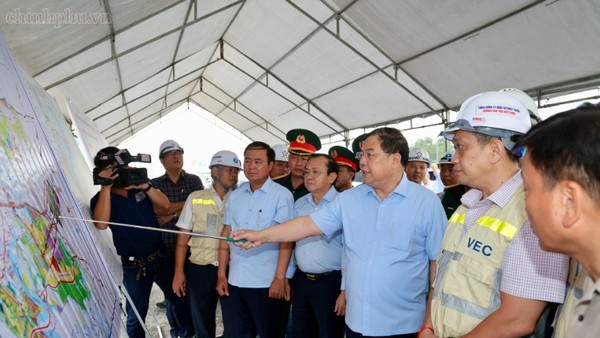 Phó Thủ tướng Thường trực Chính phủ Phạm Gia Túc kiểm tra tiến độ dự án mở rộng cao tốc TP.HCM - Long Thành - Ảnh: chinhphu.vn