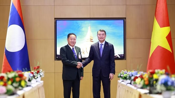 Thủ tướng Lê Minh Hưng tiếp Phó Chủ tịch Ủy ban Trung ương Mặt trận Lào xây dựng đất nước Laopaoxong Navongxay. Ảnh: Dương Giang