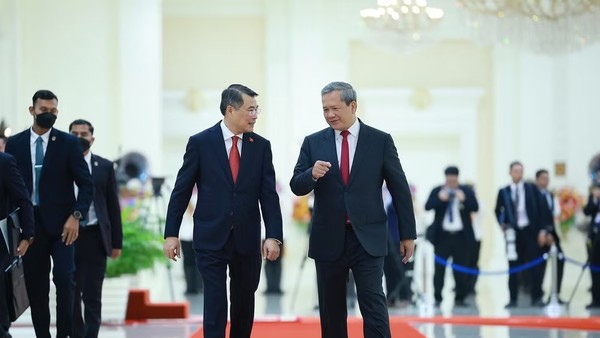 Thủ tướng Hun Manet đón Thủ tướng Lê Minh Hưng thăm chính thức Vương quốc Campuchia. (Ảnh: Dương Giang/TTXVN)