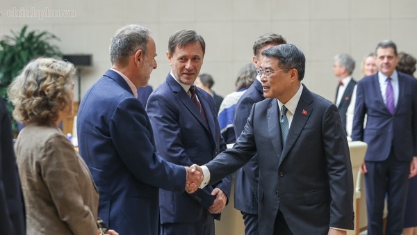 Thủ tướng Chính phủ Lê Minh Hưng tiếp Đại sứ, Trưởng Phái đoàn EU Julien Guerrier và các Đại sứ, Đại biện các nước thành viên EU tại Hà Nội - Ảnh: chinhphu.vn/Nhật Bắc