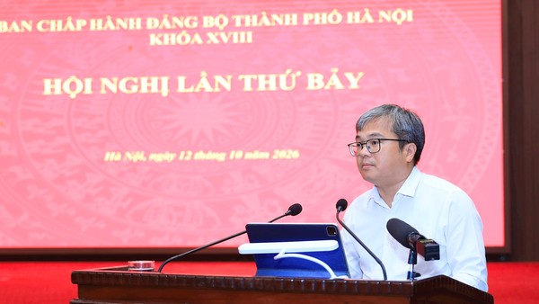 Phó Chủ tịch UBND TP. Hà Nội Trương Việt Dũng trình bày báo cáo tại hội nghị. Ảnh: Quang Thái