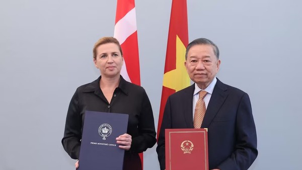 Tổng Bí thư, Chủ tịch nước Tô Lâm và Thủ tướng Đan Mạch Mette Frederiksen trao Tuyên bố chung về việc thiết lập quan hệ Đối tác chiến lược toàn diện Việt Nam-Đan Mạch. (Ảnh: Thống Nhất/TTXVN)