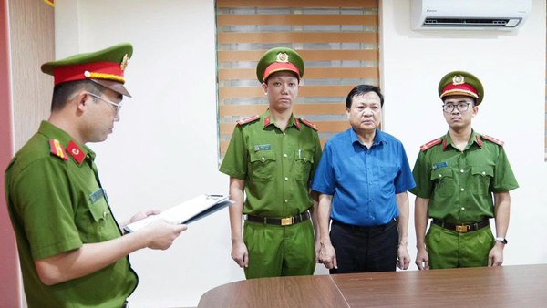 Cơ quan điều tra tống đạt các quyết định, lệnh tố tụng đối với Hoàng Văn Lộc, Bí thư Đảng ủy, Chủ tịch HĐND xã Hợp Kim. Ảnh: CAPT