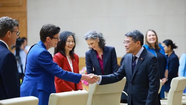 Thủ tướng Lê Minh Hưng với Trưởng đại diện các tổ chức Liên hợp quốc tại Việt Nam. (Ảnh: Dương Giang/TTXVN)