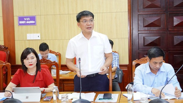 Ông Nguyễn Đức Tân, Phó giám đốc Trung tâm Xúc tiến đầu tư, Thương mại và Du lịch tỉnh Quảng Trị báo cáo tại buổi làm việc
