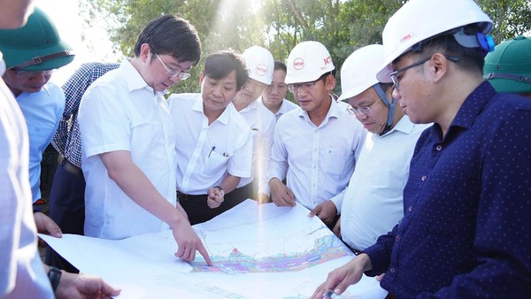 Chủ tịch UBND tỉnh Quảng Trị Bùi Hoàng Phương (thứ hai từ trái ảnh) kiểm tra các dự án do Tập đoàn Việt Phương và SamHoldings đề xuất tại khu vực cảng Mỹ Thủy. Ảnh: Phạm Mỹ Hạnh.