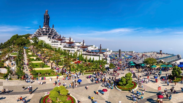 Khu du lịch Sun World Ba Den Mountain chính thức đón vị khách thứ 5 triệu đi cáp treo lên núi Bà Đen từ đầu năm đến nay