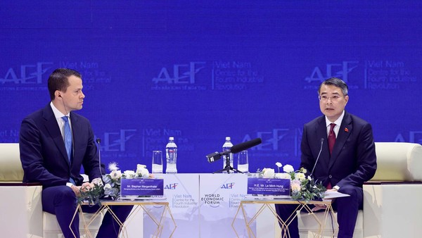 Thủ tướng Chính phủ Lê Minh Hưng đối thoại với ông Stephan Mergenthaler, Giám đốc điều hành Diễn đàn Kinh tế Thế giới (WEF) về chủ đề “Định vị Việt Nam trong tương lai toàn cầu”.