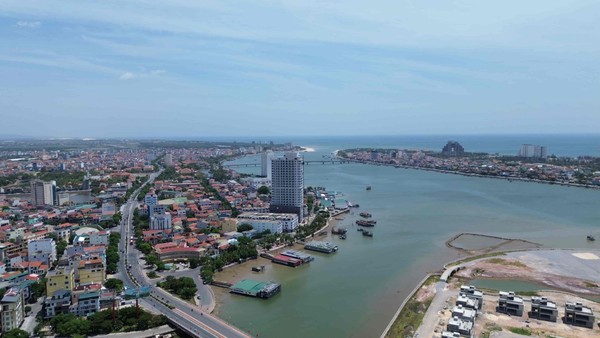 Sông Nhật Lệ có nhiều tiềm năng về phát triển loại hình du lịch đường thuỷ. Ảnh: Ngọc Tân