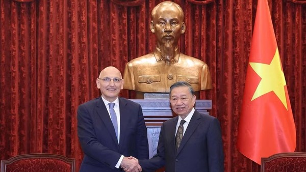 Tổng Bí thư, Chủ tịch nước Tô Lâm tiếp Đặc phái viên Tổng thống Azerbaijan Elchin Amirbayov. (Ảnh: Thống Nhất/TTXVN)
