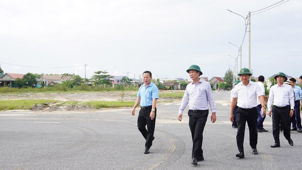 Phó Chủ tịch Thường trực UBND tỉnh Quảng Trị Hoàng Nam (thứ hai từ phải sang) kiểm tra thực địa hợp phần Xây dựng hạ tầng kỹ thuật khu tái định cư phục vụ di dời các hộ dân ra khỏi khu vực mở rộng cảng Cửa Việt. Ảnh: Trường Nhật
