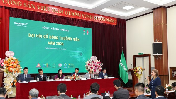 Cổ đông trao đổi tại đại hội 