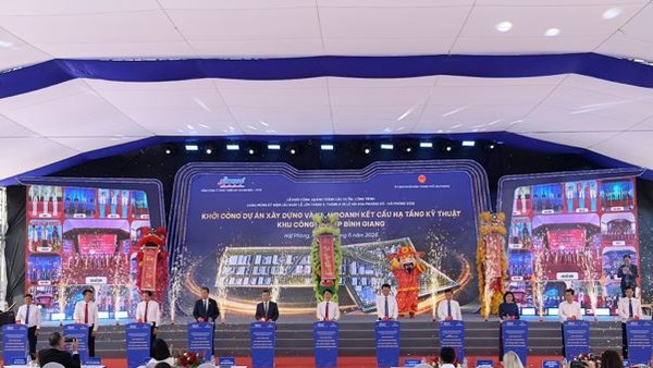 Các đại biểu thực hiện nghi thức khởi công