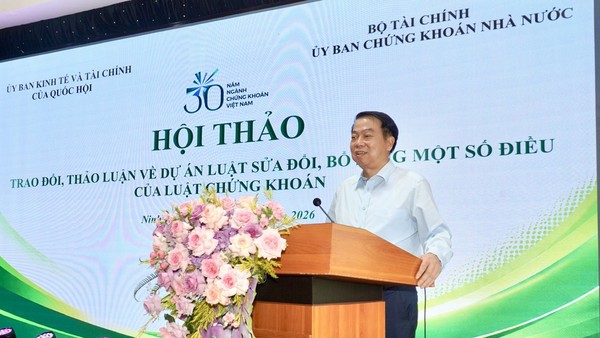 Thứ trưởng Bộ Tài chính Nguyễn Đức Chi phát biểu tại hội thảo