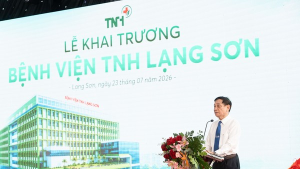 Thầy thuốc nhân dân, bác sỹ cao cấp Lê Xuân Tân, Tổng giám đốc TNH phát biểu khai trương bệnh viện.