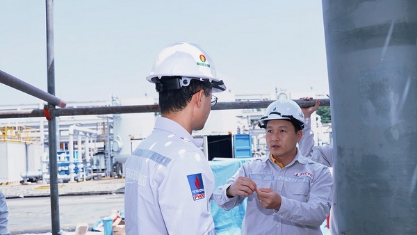 Ông Nguyễn Thanh Tùng - Tổng giám đốc PVCFC trực tiếp kiểm tra các hạng mục tại công trường.