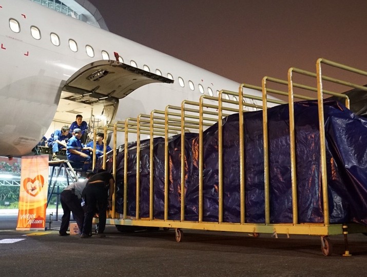 Chắp cánh yêu thương, Vietjet miễn phí vận chuyển hàng hóa cứu trợ tới vùng lũ miền Trung, tặng vé cho cán bộ đến vùng lũ