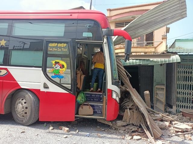 Bị xe khách tông trúng khi đang... nấu ăn trong nhà