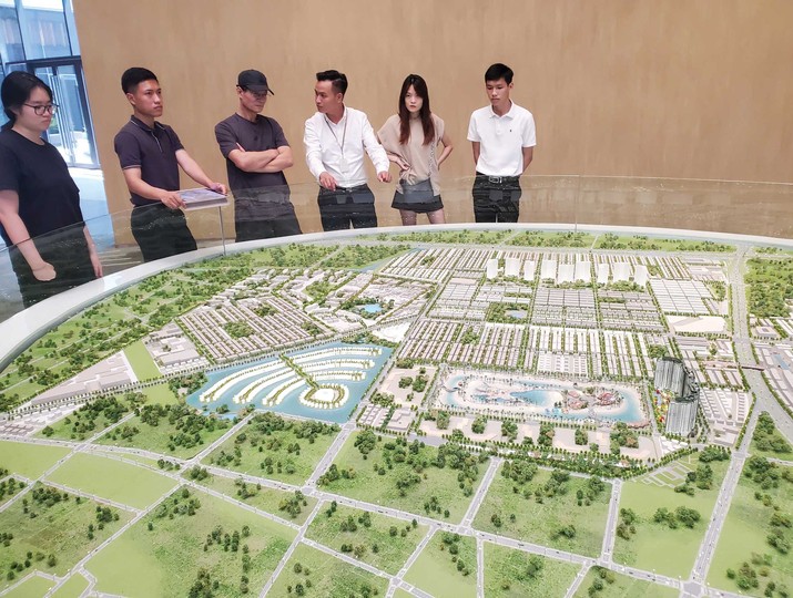 Người làm môi giới chính là “cầu nối” giữa chủ đầu tư, sản phẩm bất động sản và người tiêu dùng. Ảnh: Dũng Minh.
