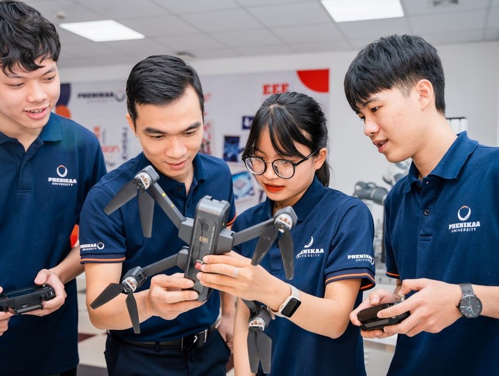 Nguyễn Thị Khánh Diệu trong phòng thí nghiệm cùng bạn bè khám phá thế giới kỹ thuật y sinh. (Ảnh: NVCC).