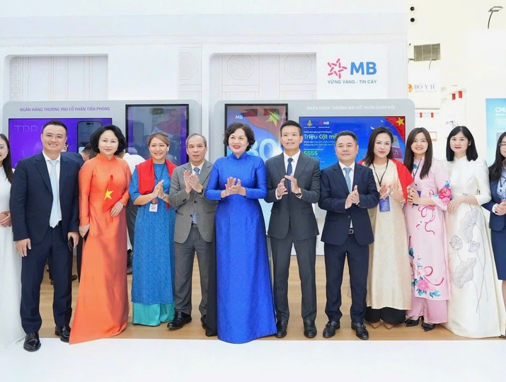 Thống đốc NHNN Nguyễn Thị Hồng chụp ảnh lưu niệm cùng lãnh đạo và cán bộ MB tại Triển lãm “Thành tựu đất nước A80”