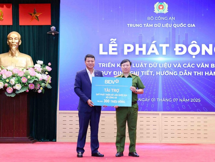 Tổng Giám đốc BIDV Lê Ngọc Lâm trao kinh phí ủng hộ Quỹ PTDLQG