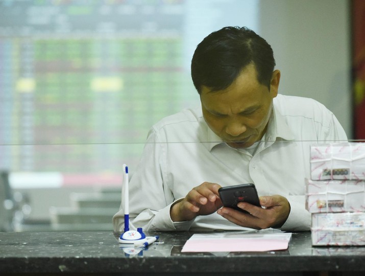 Giao dịch chứng khoán sáng 25/6: Chỉ số VN-Index "loay hoay tìm" mốc 1.370 điểm