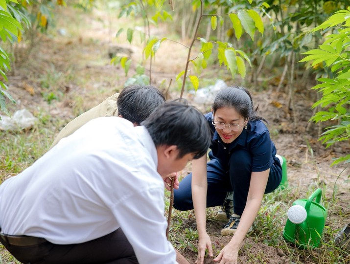 Bà Châu Thiên Trúc Quỳnh (Giám đốc điều hành Khối Tư vấn Đầu tư – Chứng khoán Vietcap) thực hiện trồng những cây đầu tiên cùng đại diện địa phương xã Tân Thành & Ban Quản lý rừng Dầu Tiếng 