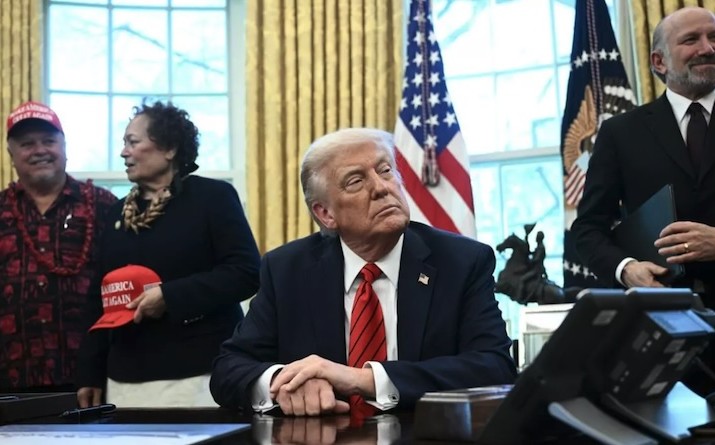 Tổng thống Mỹ Donald Trump và Bộ trưởng Thương mại Howard Lutnick (phải) tại buổi ký tuyên bố mở rộng quyền đánh bắt tại các đảo Thái Bình Dương, diễn ra ở Phòng Bầu dục của Nhà Trắng vào ngày 17/4/2025. Ảnh: AFP