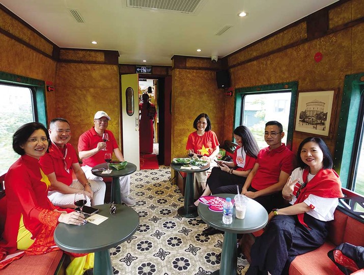 Du khách trải nghiệm đoàn tàu du lịch hai tầng The Hanoi Train. Ảnh: Hồ Hạ 