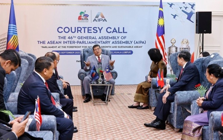 Chủ tịch Hạ viện Malaysia Tan Sri Dato’ Johari bin Abdul tiếp các Trưởng đoàn tham dự AIPA-46. Ảnh: TTXVN.